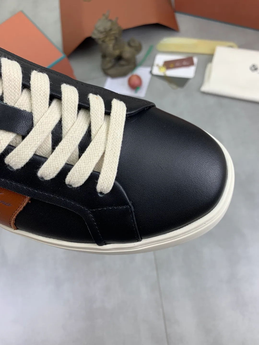 Men's men's shoes 💰P560 New style 💰High quality The latest casual shoes Loro Piana 💯Top grade💯Buy the original copy💯 Founded the existing Loro Piana company on April 24, 1924. It is now the sixth generation of family business, providing top quality products to customers who are discerning about taste and quality. Imported original fly woven fabric with cowhide fabric, plain calfskin lining. Hand-sewn thread with cowhide feet. Original packaging. High-end outsole. Size: 38-44 (customized for 45 and 46). 2️⃣ colors available.